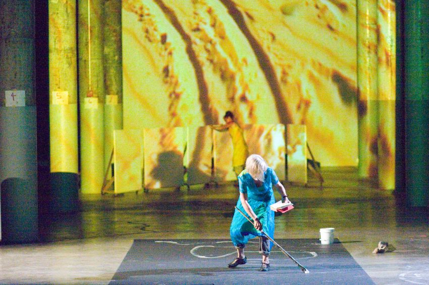 Joan Jonas, "The Shape, The Scent, The Feel of Things", performance at Dia Beacon in Beacon, NY, 2005. Foto de Paula Court