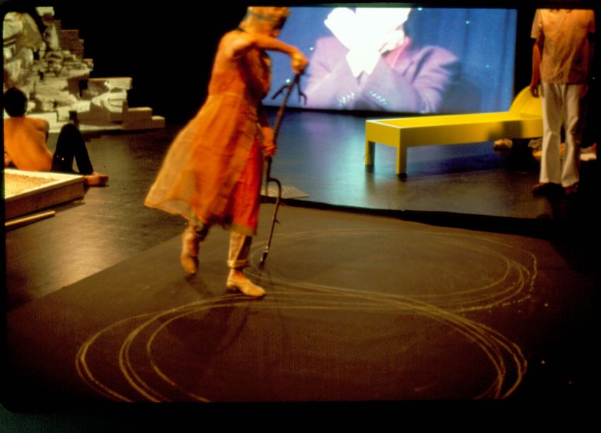 Joan Jonas. "Lines in the Sand", 2002. Documentación de la performance video, Documenta XI, Kassel, Alemania, 2002. Foto de Werner Maschmann. Imagen cortesía de la artista y Gavin Brown´s Enterprise
