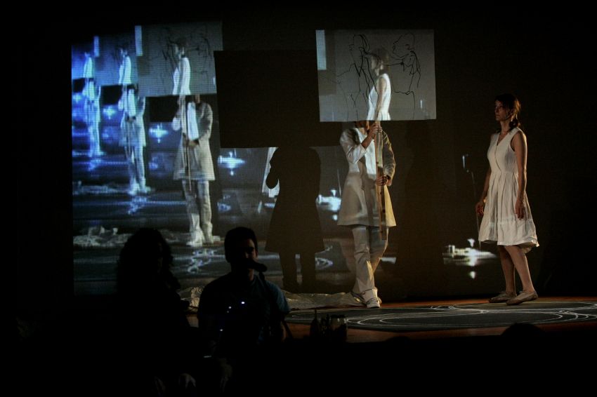 Joan Jonas, "Reading Dante", performance at MACBA, Barcelona, Spain, 2007. Foto de Jaunchi Pegoraro