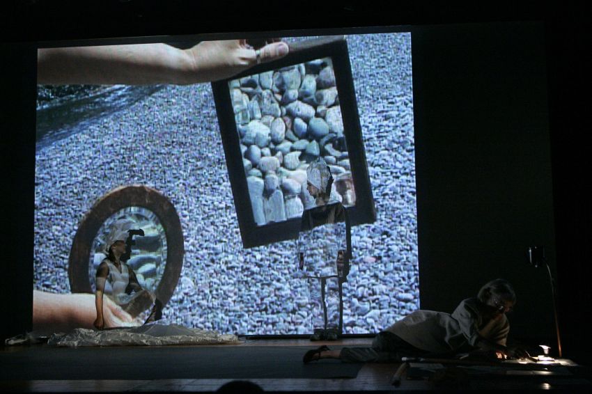 Joan Jonas. "Reading Dante", 2007-2010. Documentación de la performance video en el MACBA, Barcelona, España, 2007. Foto de Jaunchi Pegoraro. Imagen cortesía de la artista y Gavin Brown´s Enterprise