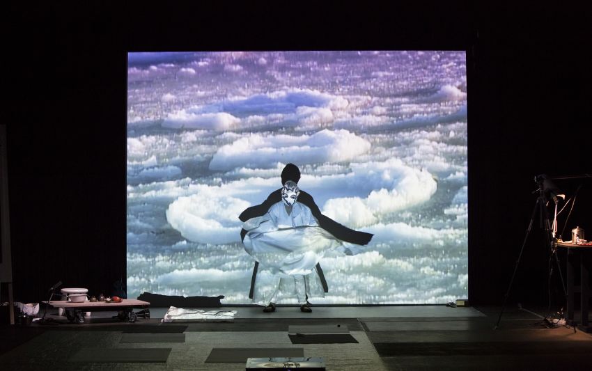 Joan Jonas, "Reanimation", 2012, performance at Hangar Bicocca, Milán, Italia, Light Time Tales, 2014. Foto de Moira Ricci