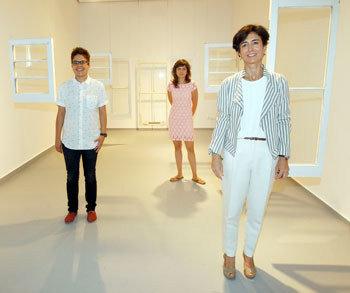 Paloma Botín con las comisarias Nuria Querol y Nida Ghouse. Paloma Botín con las comisarias Nuria Querol y Nida Ghouse.