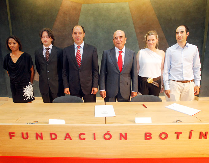 Ignacio Diego y Emilio Botín con los premiados en III Edición Nansaemprende: M&B Consultora Lebaniega (Verónica Ramos y Mª Cándida Brito); Javier Martínez Bada y en el extremo, en camisa, el ganador Oscar Sebrango Bedoya. Ignacio Diego y Emilio Botín con los premiados en III Edición Nansaemprende: M&B Consultora Lebaniega (Verónica Ramos y Mª Cándida Brito); Javier Martínez Bada y en el extremo, en camisa, el ganador Oscar Sebrango Bedoya.
