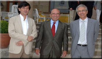 El presidente de la Fundación, Emilio Botín, con el investigador López-Otín (a su derecha) y Guinovart. El presidente de la Fundación, Emilio Botín, con el investigador López-Otín (a su derecha) y Guinovart.
