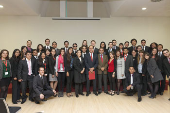 Ignacio Diego e Íñigo Sáenz de Miera con los alumnos de Becas Botín Ignacio Diego e Íñigo Sáenz de Miera con los alumnos de Becas Botín
