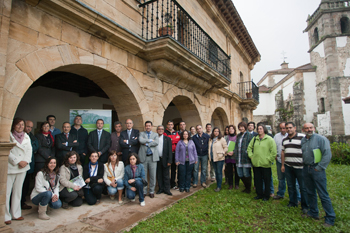El director del programa, José María Ballester, junto a los inscritos y colaboradores del concurso, en un encuentro en la Casa Rectoral. Foto: Javier Rosendo. El director del programa, José María Ballester, junto a los inscritos y colaboradores del concurso, en un encuentro en la Casa Rectoral. Foto: Javier Rosendo.