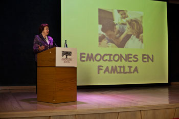Conferencia de inauguración del Espacio para Familias, a cargo de Begoña Ibarrola Conferencia de inauguración del Espacio para Familias, a cargo de Begoña Ibarrola