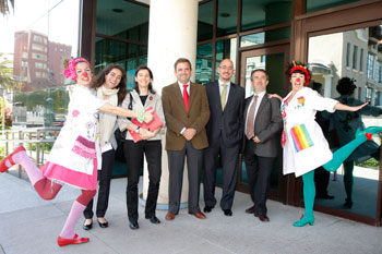 Representantes de Valdecilla, Fundación Theodora y Fundación Botín con las doctoras Bombón y Skarola Representantes de Valdecilla, Fundación Theodora y Fundación Botín con las doctoras Bombón y Skarola