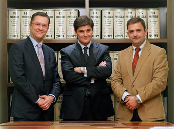 De izq.a drcha.: Oliver Frey (Instituto de Medicina Oncológica y Molecular de Asturias, S.A.), Ignacio Morante del Fresno (Treelogic Telemática y Lógica Racional para la Empresa Europea S.L.) e Íñigo Sáenz de Miera (director general de la Fundación Botín) De izq.a drcha.: Oliver Frey (Instituto de Medicina Oncológica y Molecular de Asturias, S.A.), Ignacio Morante del Fresno (Treelogic Telemática y Lógica Racional para la Empresa Europea S.L.) e Íñigo Sáenz de Miera (director general de la Fundación Botín)