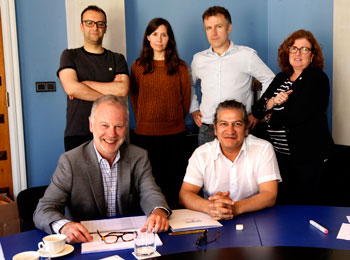 De Izq. a dacha.: Sentados Benjamin Weil y Carlos Garaicoa. Detrás Miguel Amado, Alexandra Laudo, Mateo Maté y Begoña Guerrica, directora de Operaciones de Artes Plásticas de la Fundación Botín. De Izq. a dacha.: Sentados Benjamin Weil y Carlos Garaicoa. Detrás Miguel Amado, Alexandra Laudo, Mateo Maté y Begoña Guerrica, directora de Operaciones de Artes Plásticas de la Fundación Botín.