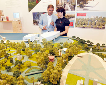 Íñigo Sáenz de Miera y Fátima Sánchez, en la exposición del Centro Botín, julio de 2013 Íñigo Sáenz de Miera y Fátima Sánchez, en la exposición del Centro Botín, julio de 2013