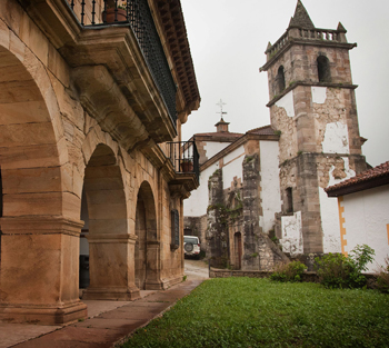 Iglesia Natividad junto a Casa Rectoral de Puente Pumar. Foto: J. Rosendo Iglesia Natividad junto a Casa Rectoral de Puente Pumar. Foto: J. Rosendo