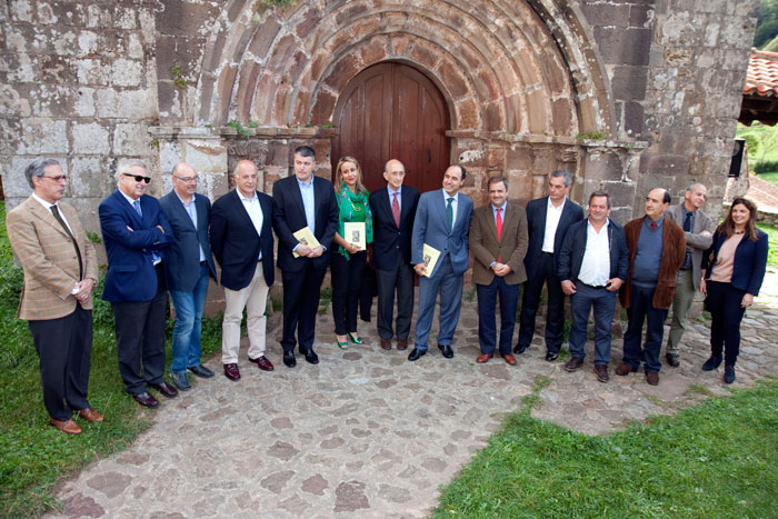 El presidente de Cantabria, Ignacio Diego; la consejera de Ganadería, Blanca Martínez; el director general de la Fundación Botín, Iñigo Sáenz de Miera, y otros directivos de la institución; junto a alcaldes y responsables de las intervenciones en Lafuente y San Mames, junto a la iglesia románica de Santa Juliana. El presidente de Cantabria, Ignacio Diego; la consejera de Ganadería, Blanca Martínez; el director general de la Fundación Botín, Iñigo Sáenz de Miera, y otros directivos de la institución; junto a alcaldes y responsables de las intervenciones en Lafuente y San Mames, junto a la iglesia románica de Santa Juliana.